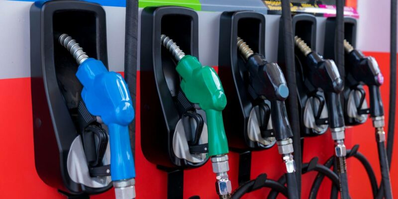 Benzina e prezzi: utenti felicissimi per il ribasso, ma attenzione al futuro 