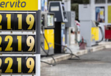 Benzina e aumenti, il prezzo attuale sotto gli 1,7€ al litro per gli italiani